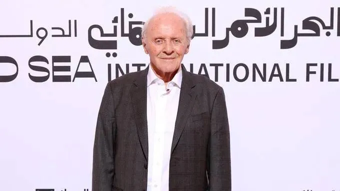 من قلب البحر الأحمر السينمائي.. أنتوني هوبكنز يتحدث عن استقباله في السعودية (فيديو)