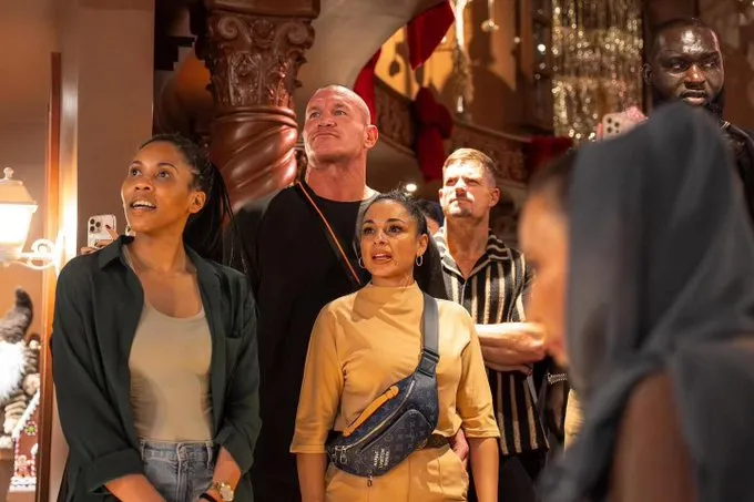 راندي أورتن يجرب أعلى أفعوانية في Six Flags الترفيهية بالمملكة (فيديو)