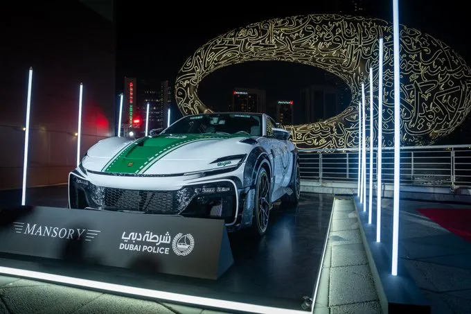 شرطة دبي تضيف سيارة فيراري بوروسانجيو النادرة للغاية إلى أسطولها الفاخر (فيديو)