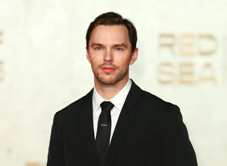 حضور قوي في مهرجان البحر الأحمر… نيكولاس هولت يكشف عن طموحاته السينمائية