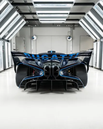 بوغاتي تعيد تعريف السرعة والفخامة بسيارة BOLIDE الخارقة