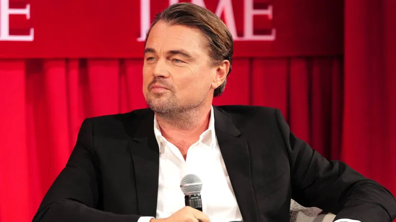 خلف الكواليس: دي كابريو يفتح قلبه عن العائلة وموقف مرح مع براد بيت (فيديو)