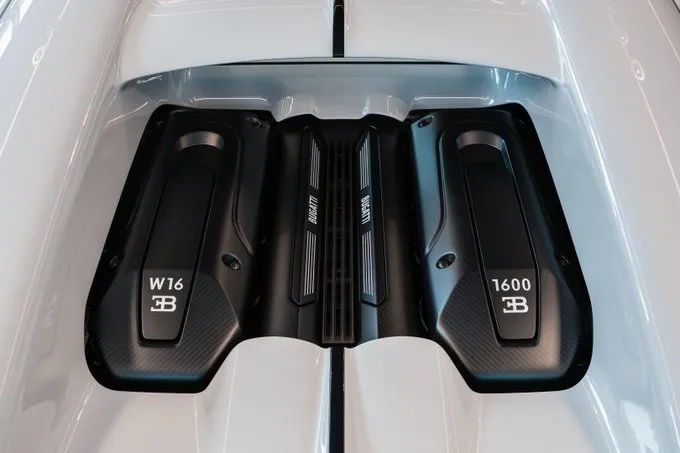 Bugatti Mistral البيضاء تتألق بمحرك 1600 حصان في هامبورغ