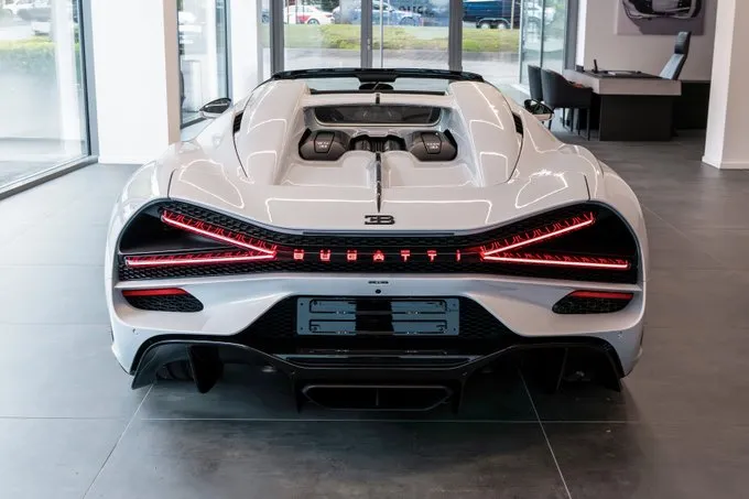 Bugatti Mistral البيضاء تتألق بمحرك 1600 حصان في هامبورغ