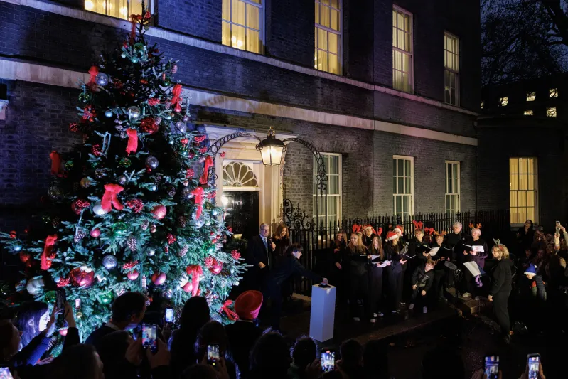 أطول شجرة عيد ميلاد في العالم تتحول إلى عرض ضوئي ساحر (فيديو) 