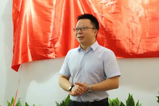 من بوابه الشرائح الالكترونية.. رجل أعمال صيني ينضم لعالم المليارديرات