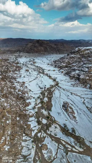 مشهد شتوي نادر يكسو جنوب حائل بالبياض ويخطف الأنظار (فيديو)