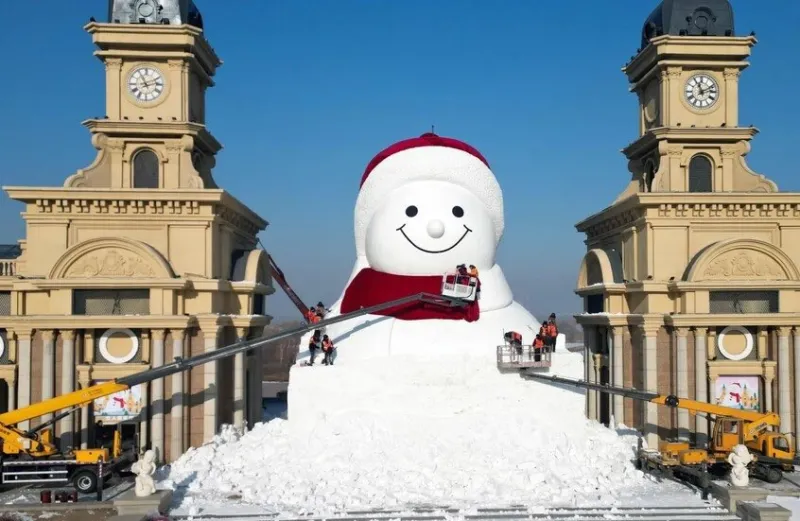 تحول إلى أيقونة سياحية.. رجل ثلج "هاربين" العملاق يثير إعجاب آلاف الزوار (فيديو)