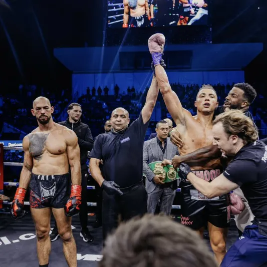 نزال دبي يكشف قدرات أندرو تايت داخل حلبة الملاكمة (فيديو)