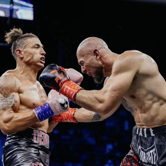 نزال دبي يكشف قدرات أندرو تايت داخل حلبة الملاكمة (فيديو)