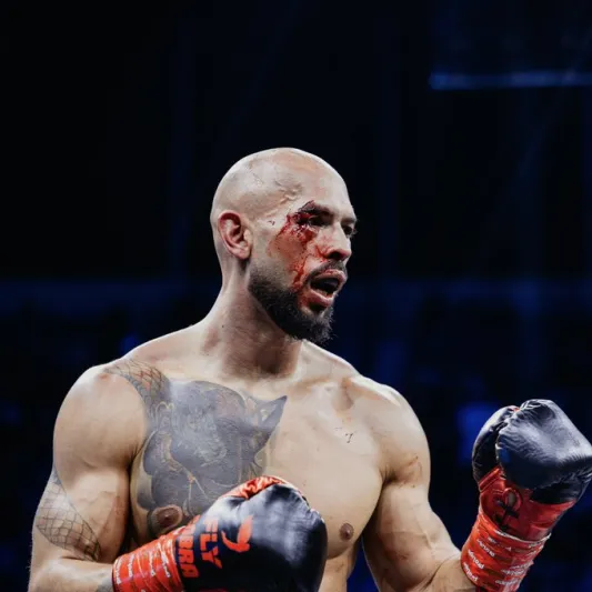 نزال دبي يكشف قدرات أندرو تايت داخل حلبة الملاكمة (فيديو)