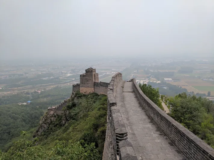 كيف تحول سور الصين العظيم إلى أطول مسار جليدي في آسيا؟ (فيديو)