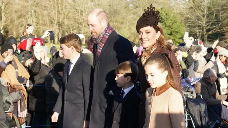 لحظة مؤثرة.. الأمير ويليام يقدم أبناءه لأوفى معجب بوالدته ديانا (فيديو)