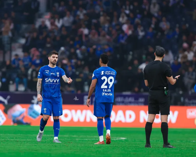 الهلال يطلب طاقم تحكيم أجنبي لمواجهة النصر.. ما السبب؟