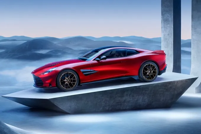 أستون مارتن تكشف عن فانكويش الجديدة: قمة الأداء والفخامة البريطانية