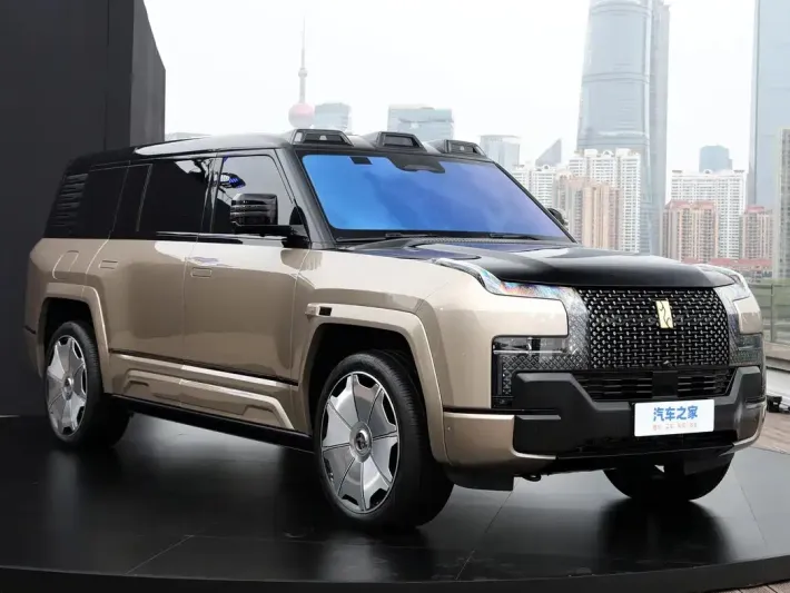 السيارة الكهربائية Yangwang U8L.. هل تتحدى الغرق؟ (فيديو)