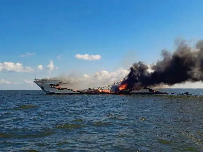 حريق يلتهم قارب Azimut في مرسى ميامي بيتش (فيديو)