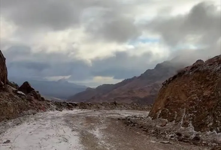 جبل اللوز في تبوك يتألق بالثلوج.. مشهد شتوي ساحر يخطف الأنظار (فيديو)