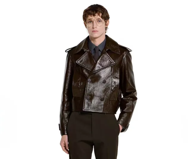 الجلد يتقدّم بثبات: عودة فاخرة لأسلوب رجالي واثق