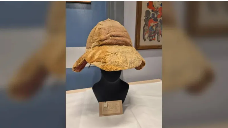 من قلب الصحراء المصرية إلى بولتون: قبعة رومانية عمرها 16 قرنًا تُعرض لأول مرة