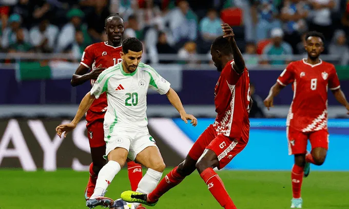 الجزائر تعادل السودان سلبياً بعشرة لاعبين في افتتاح كأس العرب (فيديو)