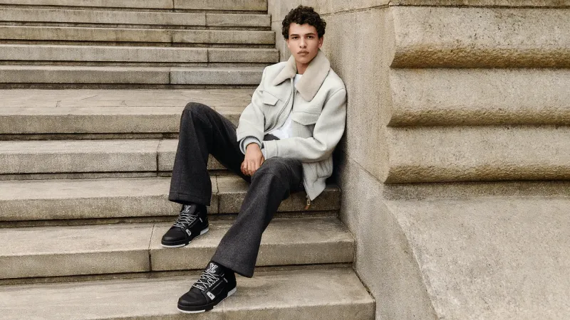 خطوات مفعمة بالأناقة: أحذية رياضية للفخامة الدافئة في الشتاء