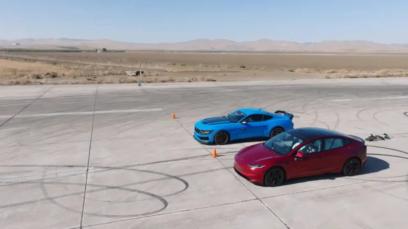 Tesla Model 3 ضد فورد موستانج.. من حقق المفاجأة؟ (فيديو)