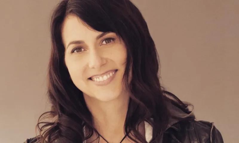 مليارات طليقة جيف بيزوس تدعم التعليم وتمكين المرأة