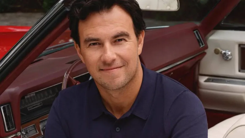 تومي هيلفيغر تختار سيرجيو بيريز وجهًا لأزياء الرجال قبل موسم الفورمولا 1