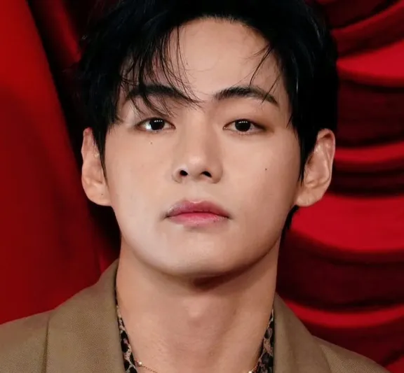 كيم تايهيونغ يخطف الأنظار بإطلالة Layering في حفل سيلين (فيديو)