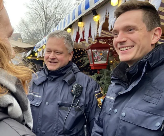 الشرطة الألمانية توظف فن الجليد لتحذير السائقين من مخاطر القيادة الشتوية