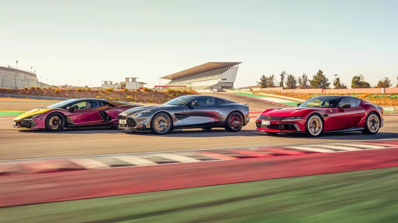 معركة الأساطير بين فيراري ولامبورغيني وأستون مارتن.. ماذا حدث؟ (فيديو)