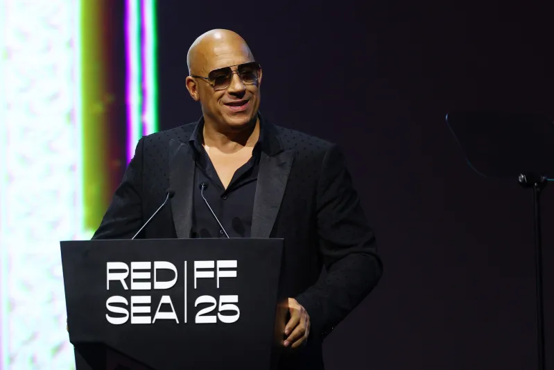 سجادة البحر الأحمر تتوهّج: إطلالات النجوم بين تراث متألق وكلاسيكية بلا قيود