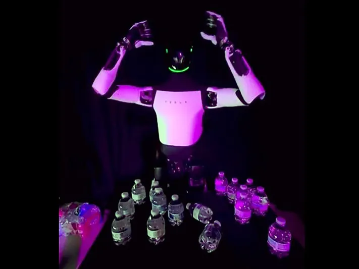 أوبتيموس يثير الجدل بسقوطه في فعالية تسلا.. خلل تقني أم خطأ بشري؟ (فيديو)