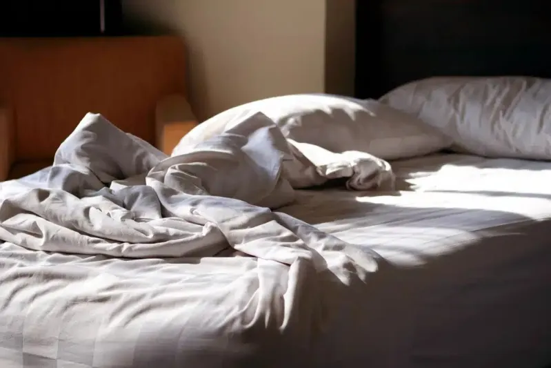 دراسة تكشف: ترتيب السرير صباحًا يضر بصحتك!