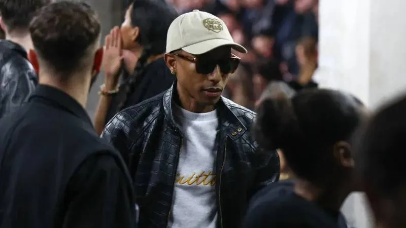 بعد 5 ترشيحات للغرامي.. فاريل ويليامز يهدي بوشا تي سيارة رولز-رويس (فيديو)