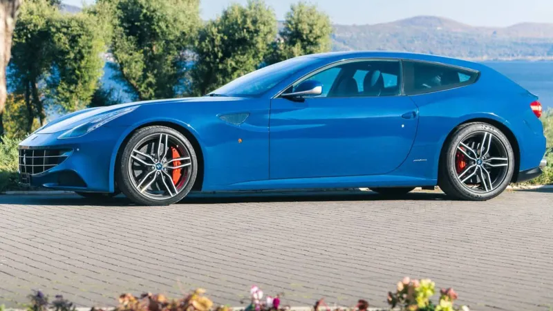 فيراري FF نادرة بتوقيع رئيس الشركة تُعرض للبيع في مزاد بباريس