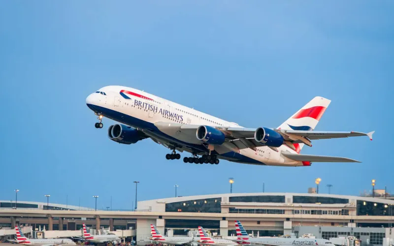 حادث نادر في مطار هيثرو.. مهندس بين الحياة والموت بعد سقوط صادم