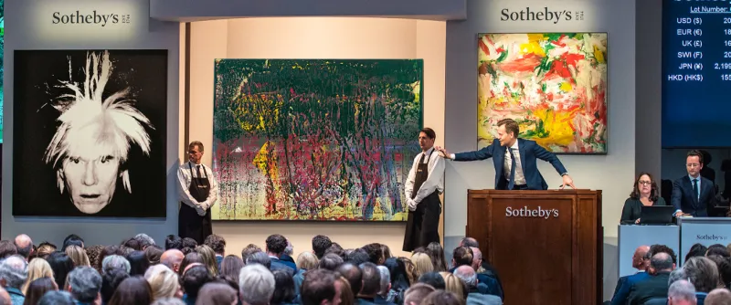 داخل جدران سوذبيز: همسات الغرف المغلقة قبل سقوط المطرقة