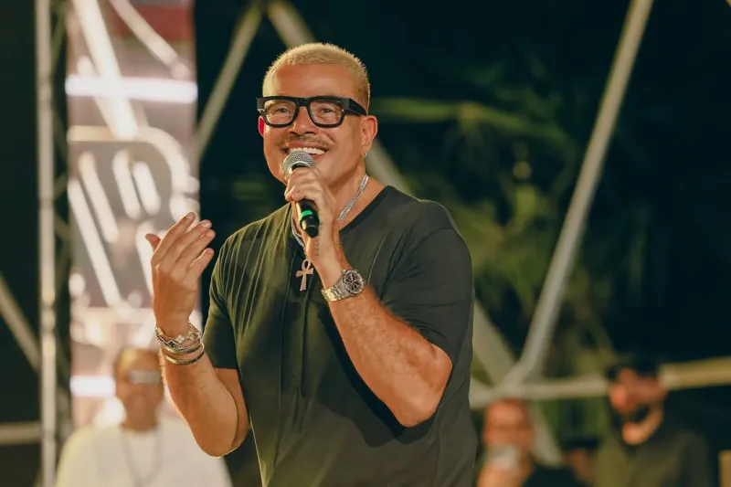 عمرو دياب يتألق في قطر بساعة Royal Oak الفاخرة