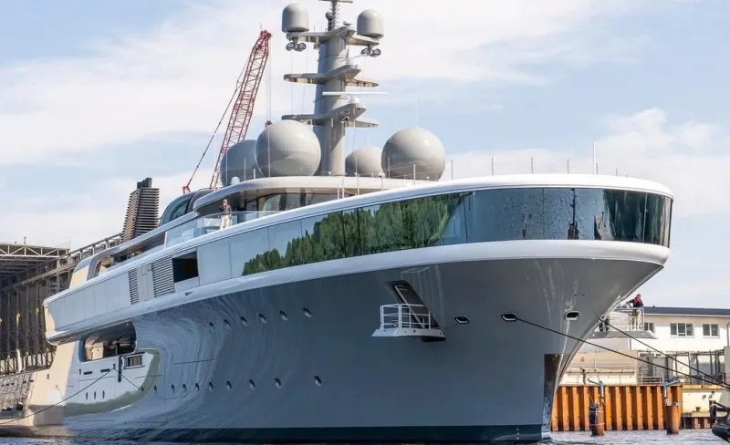 ملياردير ياباني يكشف اسمًا مفاجئًا ليخته الهيدروجيني الفاخر