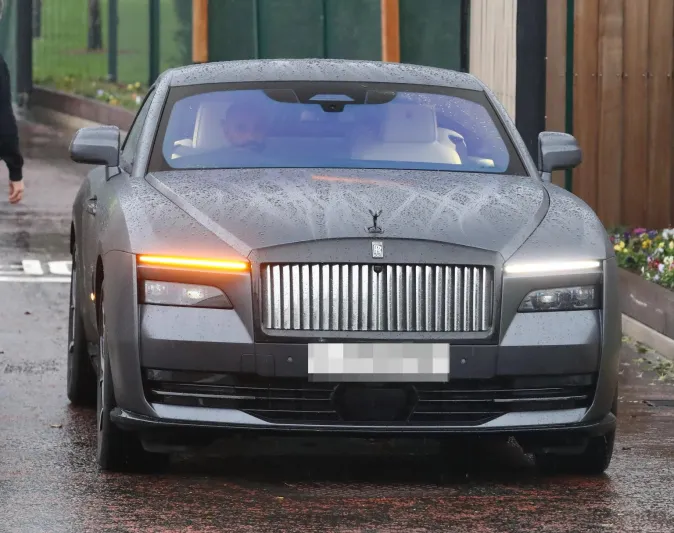 سيارة محمد صلاح تخطف الأنظار.. ما سعر ومواصفات رولز رويس سبيكتر؟
