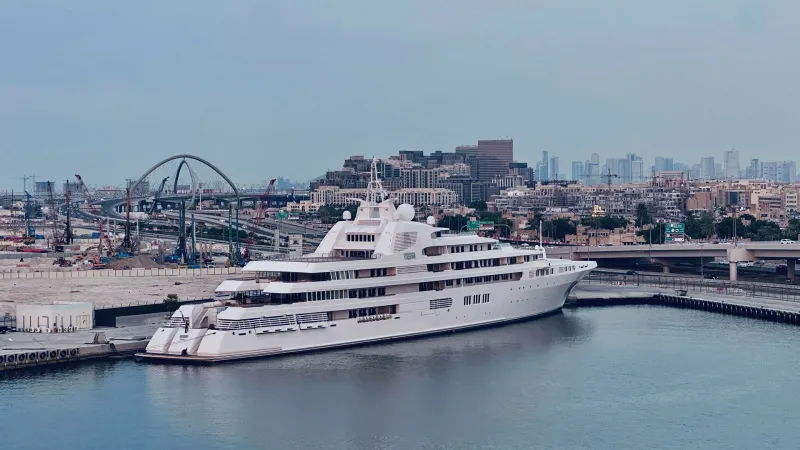 رمز الفخامة في الخليج.. رابع أكبر يخت في العالم يرسو في الإمارات (فيديو)