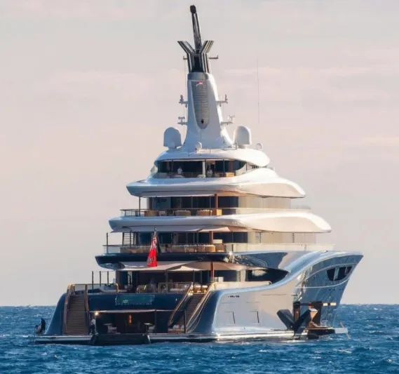 يخت بيل غيتس السابق ينطلق لأول مرة عبر الأطلسي تحت قيادة ملياردير جديد (فيديو)