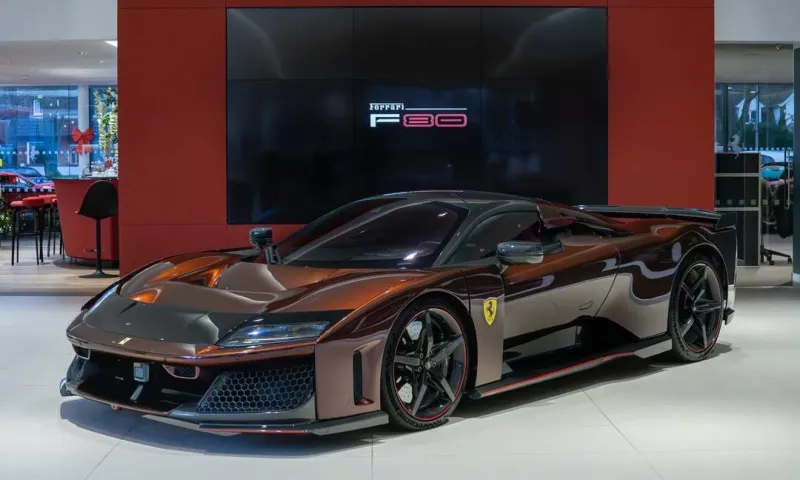 بلون أحمر بركاني وسرعة خارقة.. فيراري F80 الأولى تصل أوروبا