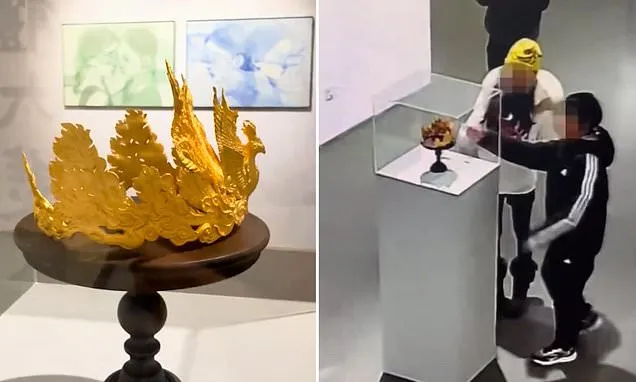 حادثة غير متوقعة بمنتصف بكين.. طفل يتسبب بتحطيم تاج ذهبي نادر (فيديو)