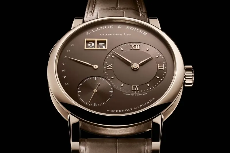 ساعة A. Lange & Söhne الجديدة.. تحفة Daymatic بالذهب العسلي