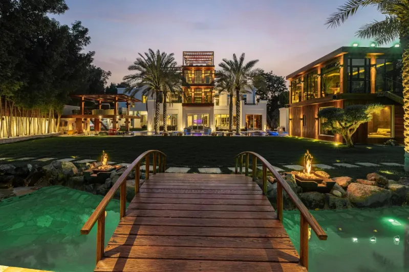 عرض فيلا فاخرة في البراري بدبي للبيع مقابل 36.7 مليون دولار