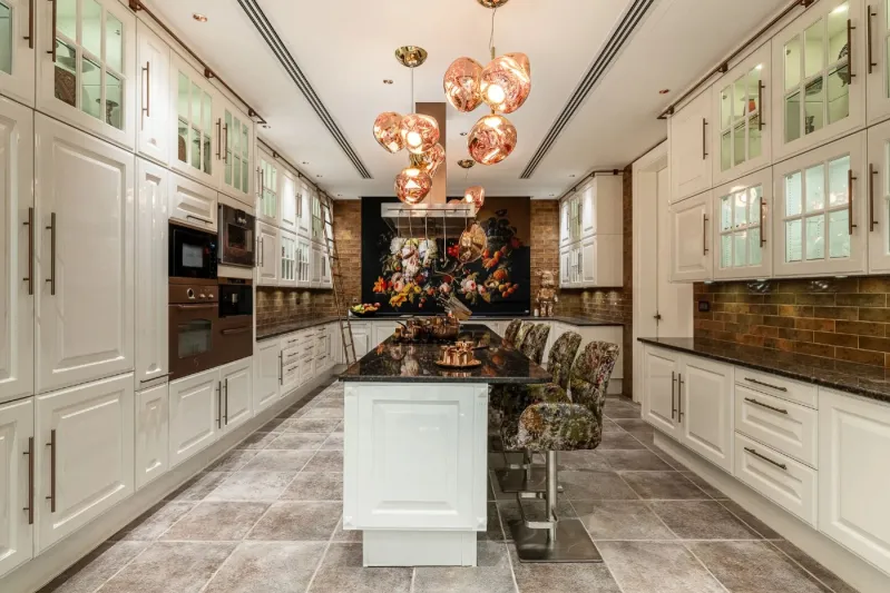 عرض فيلا فاخرة في البراري بدبي للبيع مقابل 36.7 مليون دولار