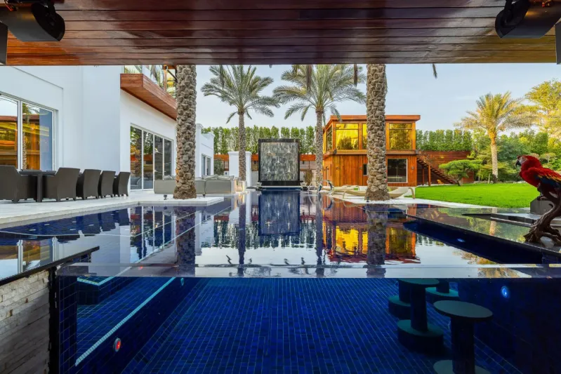 عرض فيلا فاخرة في البراري بدبي للبيع مقابل 36.7 مليون دولار